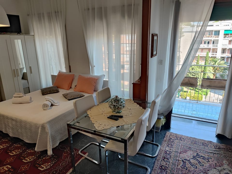 Camera Family Suite con balcone, vista giardino | Iron/ironing board (on request), WiFi (free)