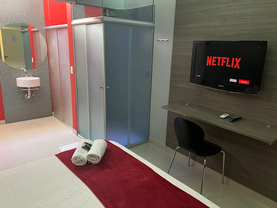 Comfort Suite | Hypo-allergenic bedding available, minibar, cribs (free), WiFi (free)