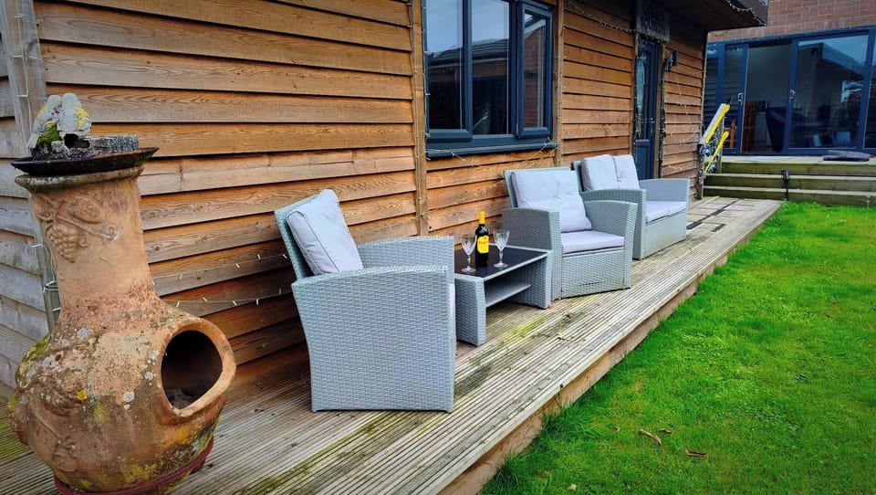 Cabin Lodge - Sleeps 4 - Country Views - Parking Lodge in England