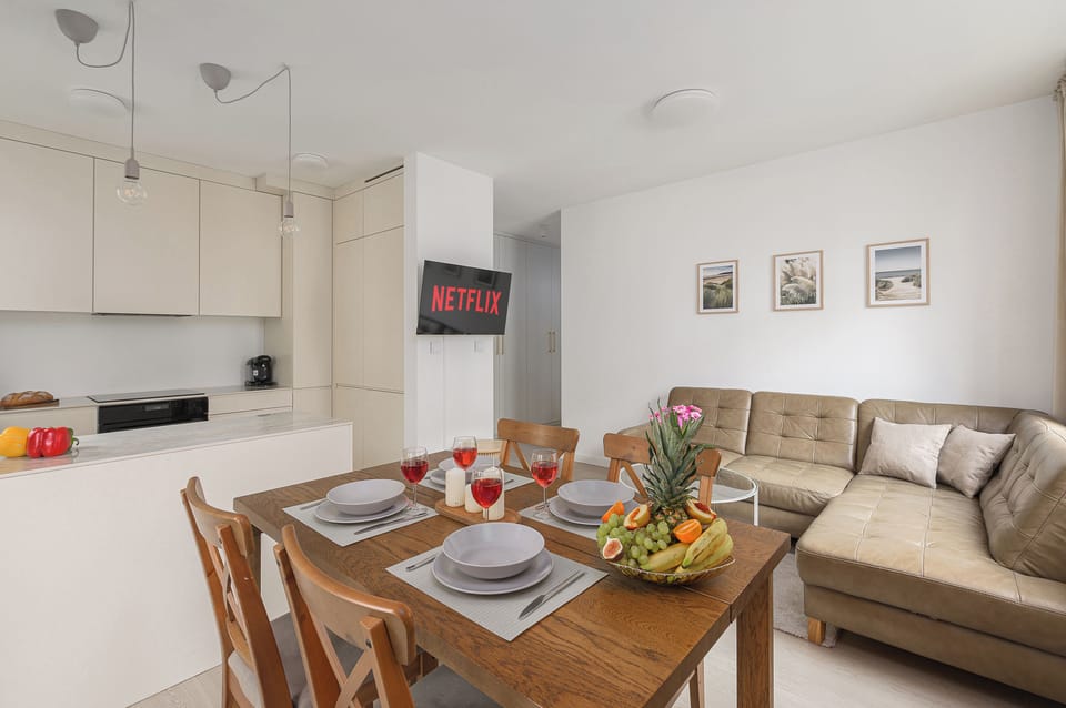 Comfort Apartment, 3 Bedrooms, Courtyard View | Living area | 40-inch TV with satellite channels, Netflix, streaming services