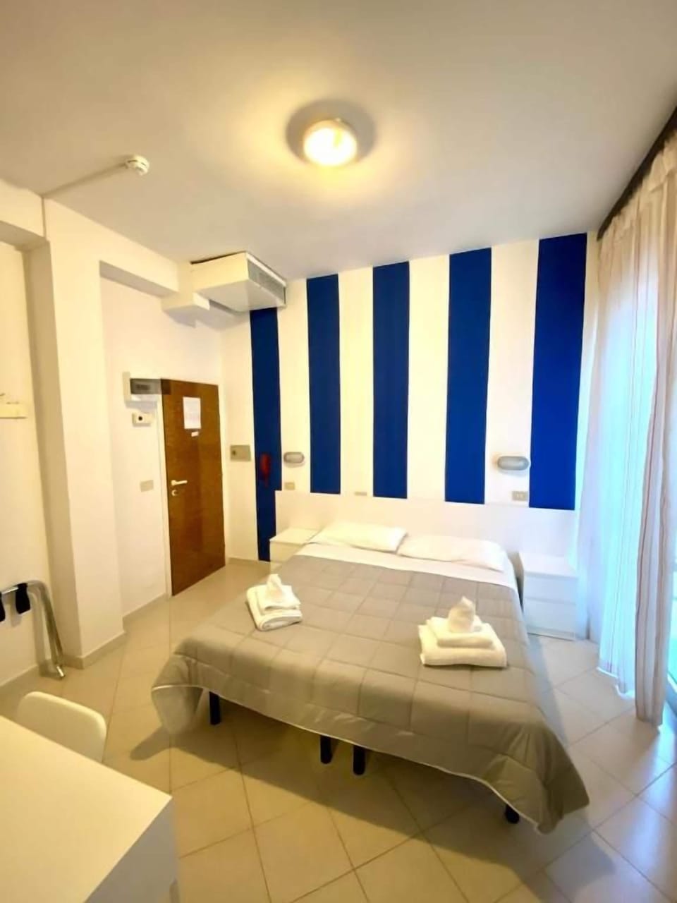 In-room safe, WiFi (free)