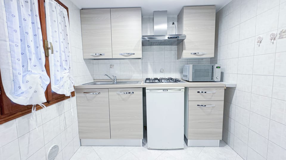 Studio (1 Bedroom) | Private kitchenette | Microwave, highchair