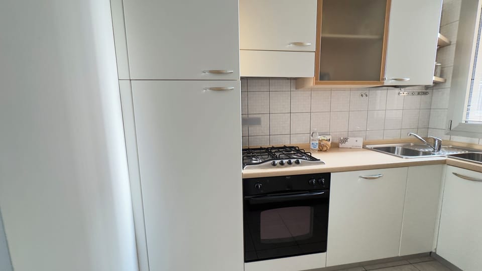 Studio (0 Bedroom) | Private kitchenette | Microwave, oven, highchair