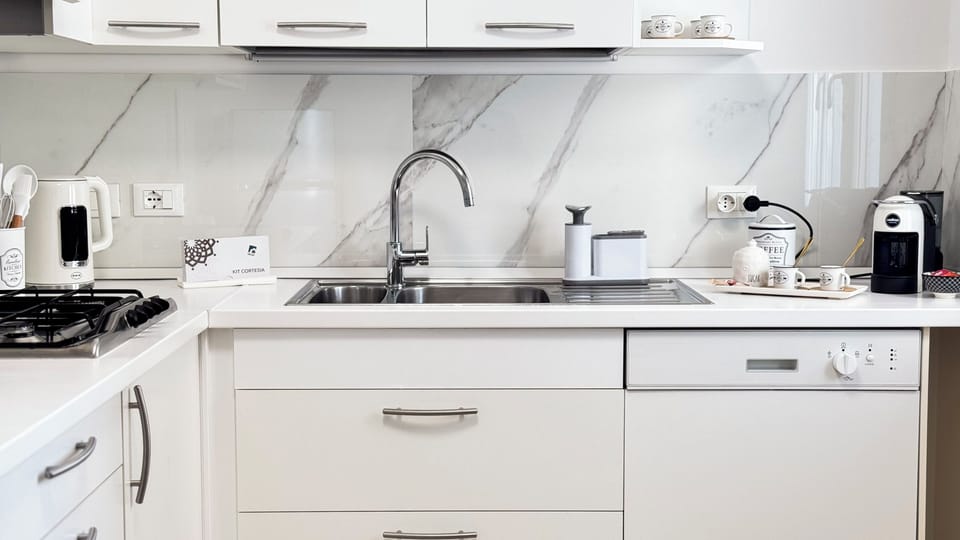 Apartment (1 Bedroom) | Private kitchen | Espresso maker, microwave, oven, stovetop