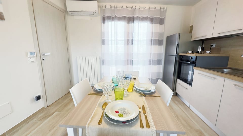 Apartment (2 Bedrooms) | Private kitchenette | Oven, electric kettle, highchair