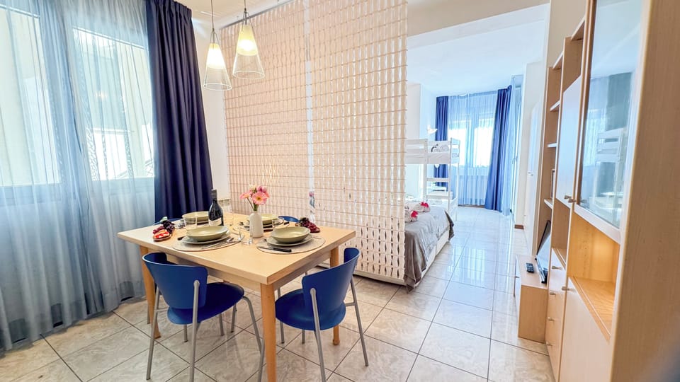 Studio (0 Bedroom) | Living area | TV
