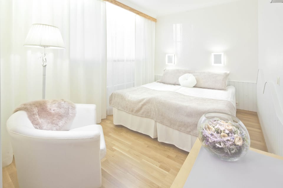 Junior Suite | Laptop workspace, blackout drapes, free cribs/infant beds, free WiFi