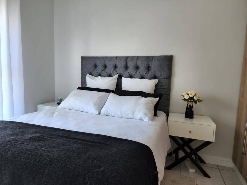 Lovely One-bedroom Unit With Pool and Gym Facilities in Stand Apartment in Cape Town