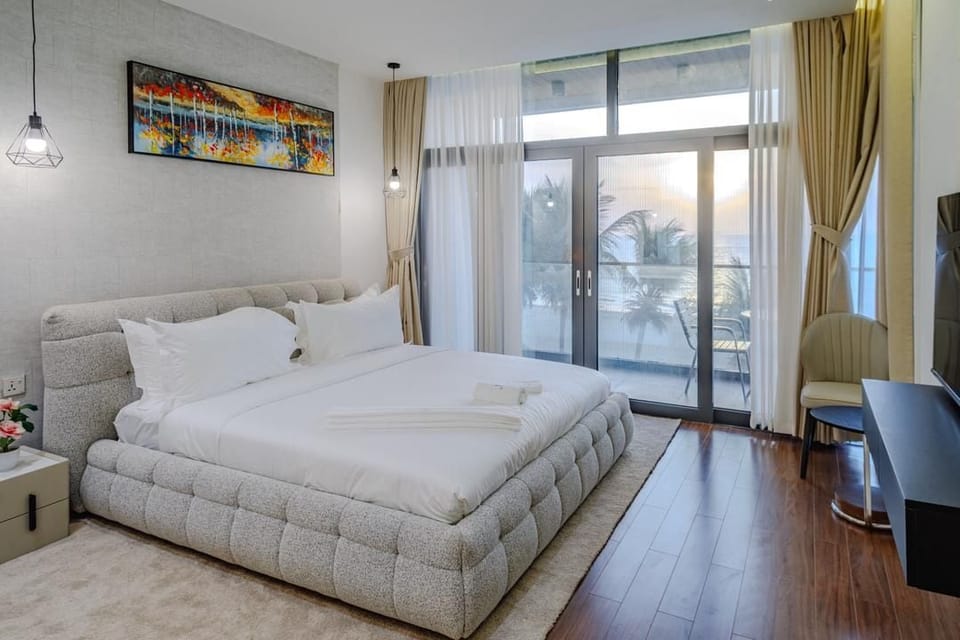 Executive Suite, Balcony, Sea View | In-room safe, WiFi (free)