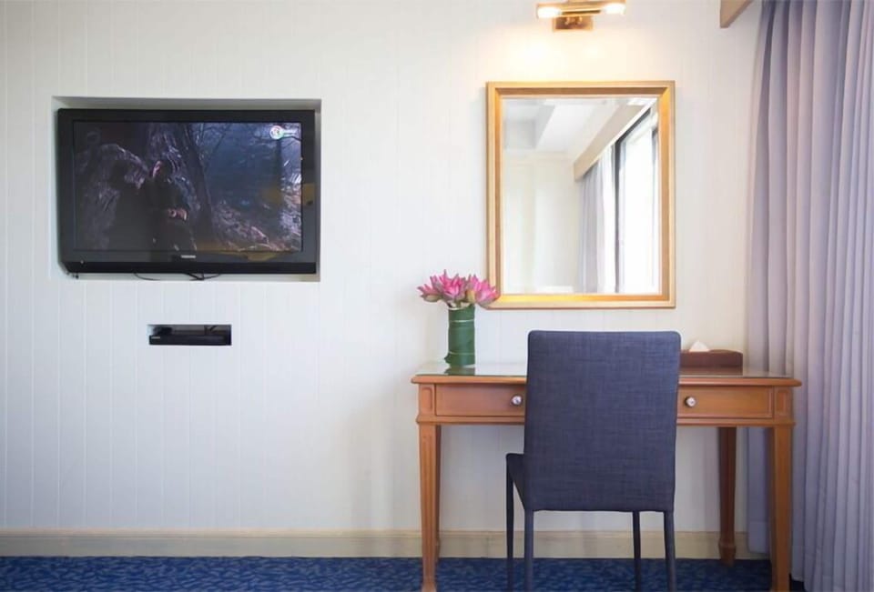 Standard Twin Room | Minibar, in-room safe, desk, blackout drapes