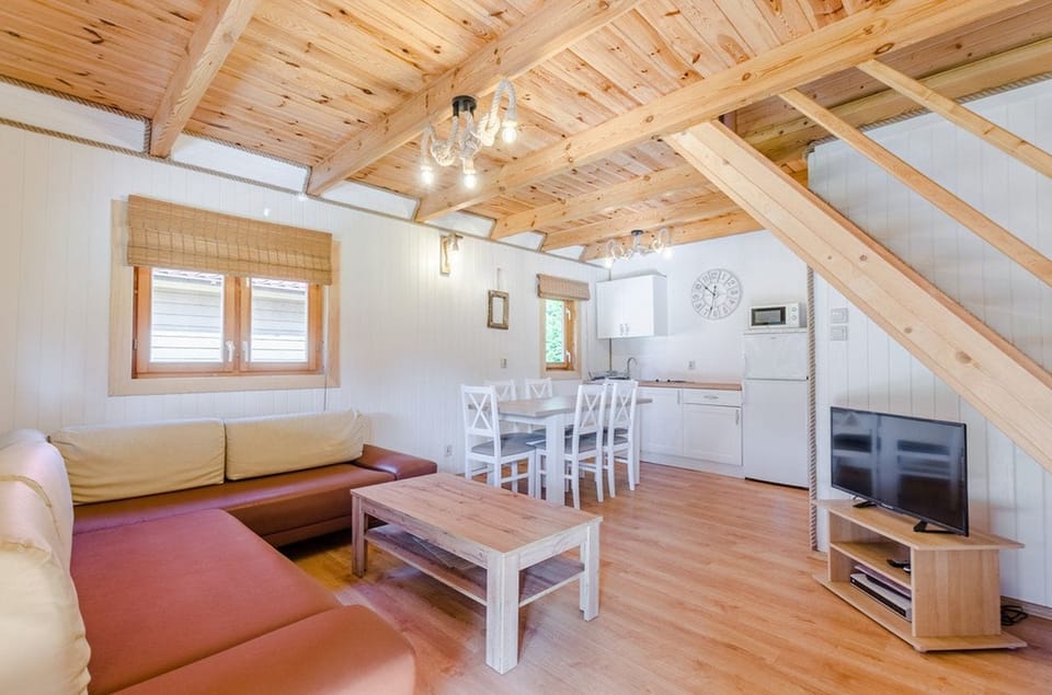 Deluxe Cottage, City View | Living area