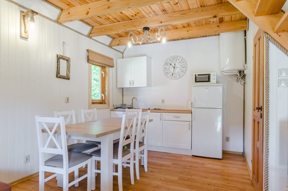 Deluxe Cottage, City View | Dining