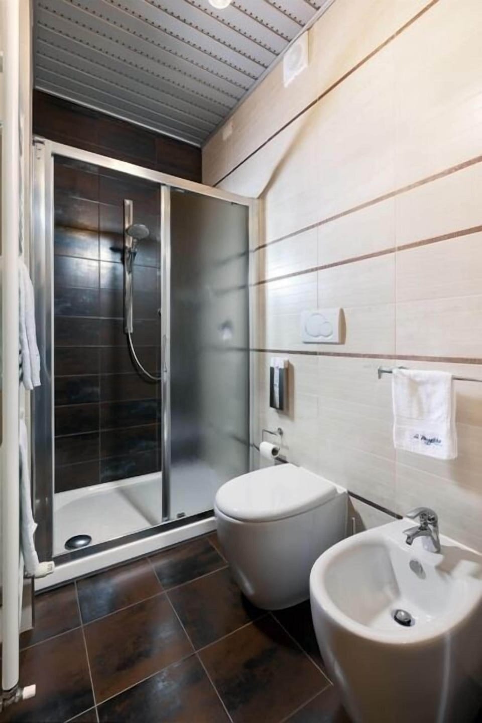 Basic Double Room | Bathroom | Free toiletries, hair dryer, slippers, towels