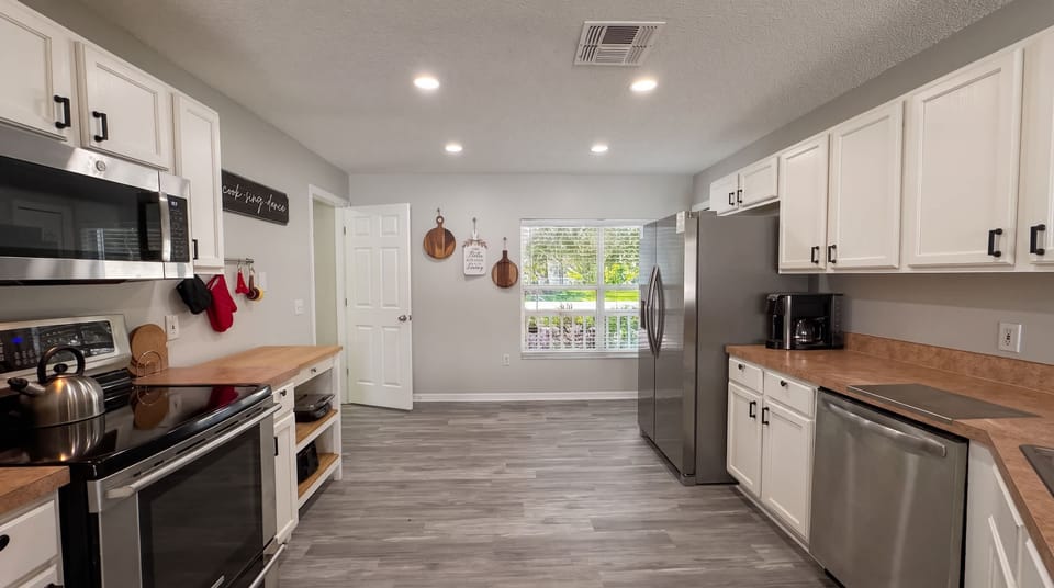 House, Multiple Beds, Pool Access, Pool View (Starlight and Shells) | Private kitchen