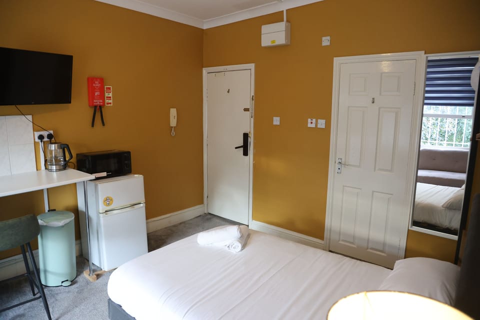 Standard Studio, Kitchen, Courtyard View | Iron/ironing board, WiFi (free)