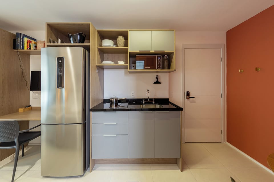 Basic Studio | Private kitchen | Full-size fridge, microwave, stovetop, cookware/dishes/utensils