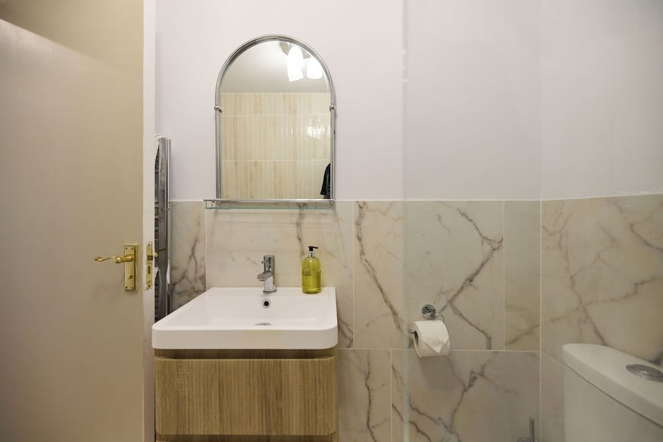 The Olive and Terracotta Garden Home Apartment in City of Westminster
