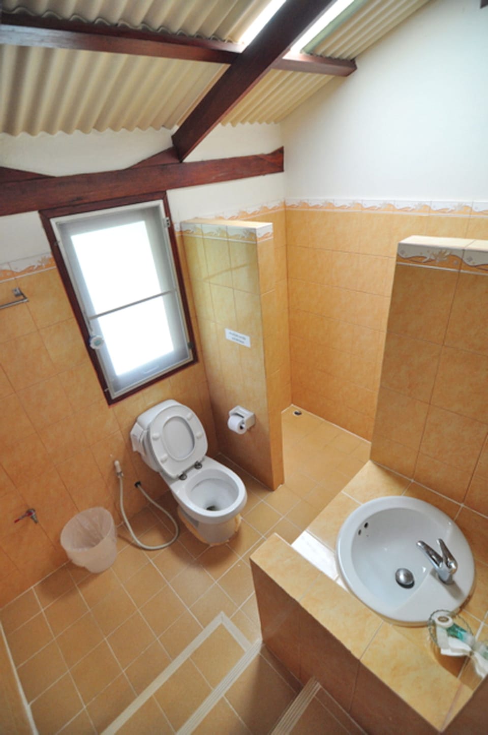 Bungalow | Bathroom | Shower, free toiletries, towels