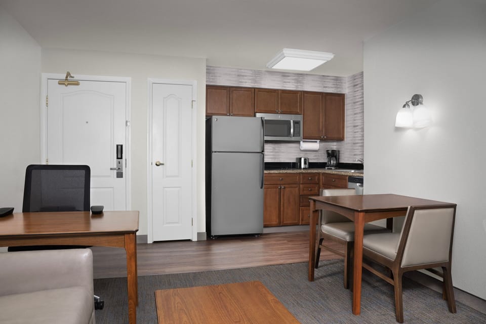 Full-size fridge, microwave, stovetop, dishwasher
