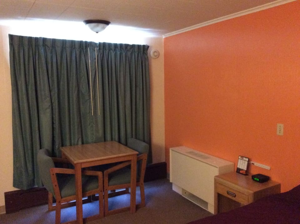 Standard Room, 1 Queen Bed (Non smoking, No pets) | Desk, free WiFi, bed sheets
