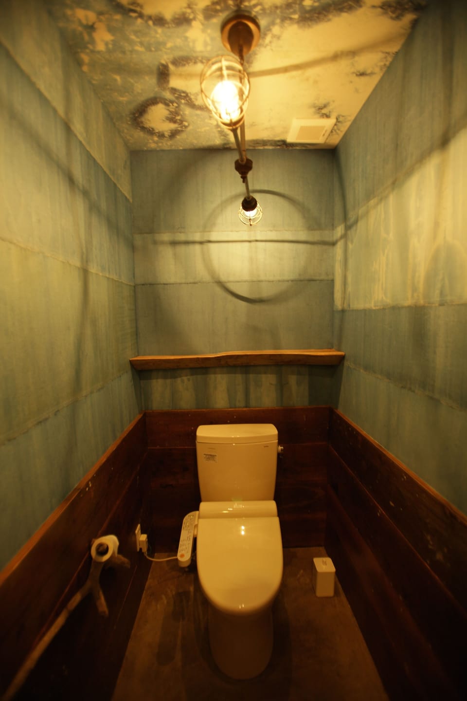 Shower, hair dryer, slippers, bidet