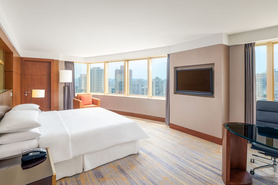 Executive Suite, 1 Bedroom | Premium bedding, minibar, in-room safe, desk