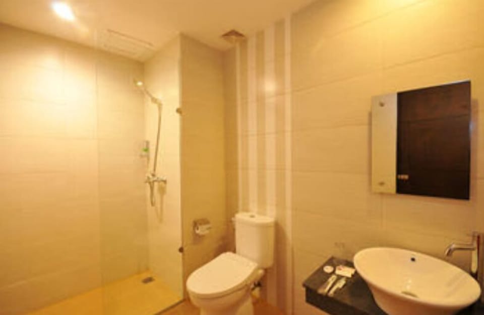 Superior Twin Room | Bathroom | Shower, free toiletries