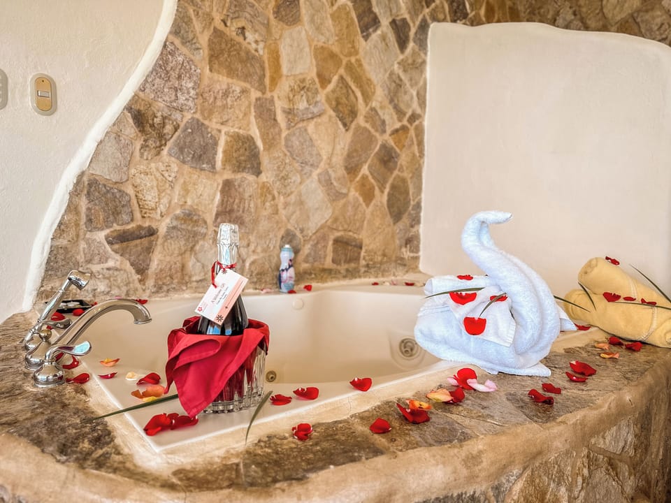 Vista Suite with Panoramic Ocean View | Bathroom | Separate tub and shower, jetted tub, rainfall showerhead