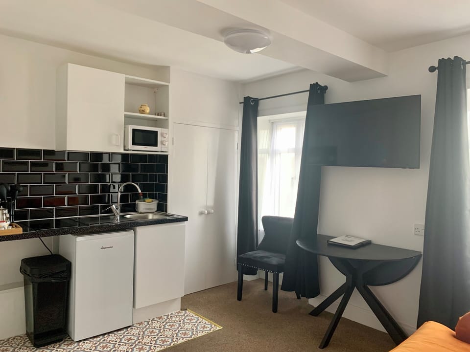 Family Room | Private kitchen | Coffee/tea maker, fridge, microwave, stovetop