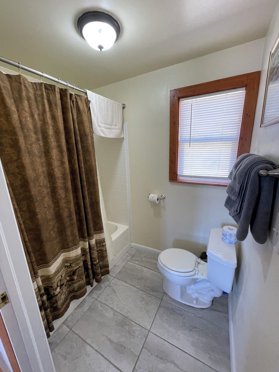 Room, 1 Queen Bed | Bathroom | Shower, towels