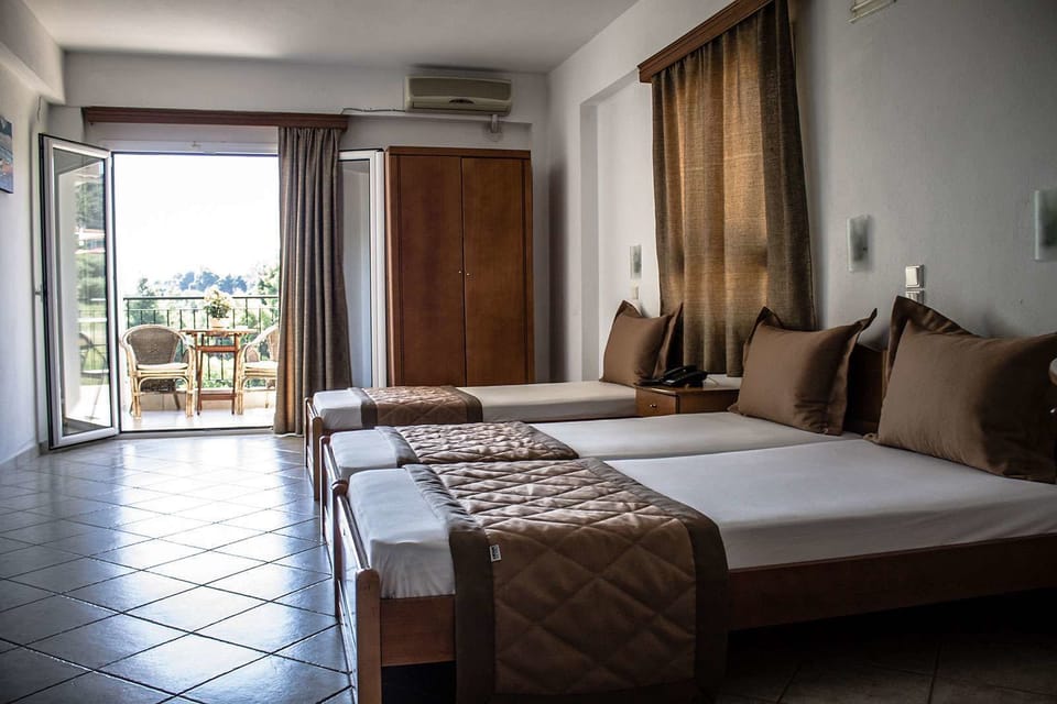 Triple Room | In-room safe, iron/ironing board, cribs/infant beds, free WiFi