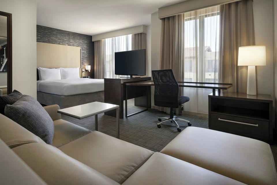 Desk, laptop workspace, iron/ironing board, WiFi (surcharge)
