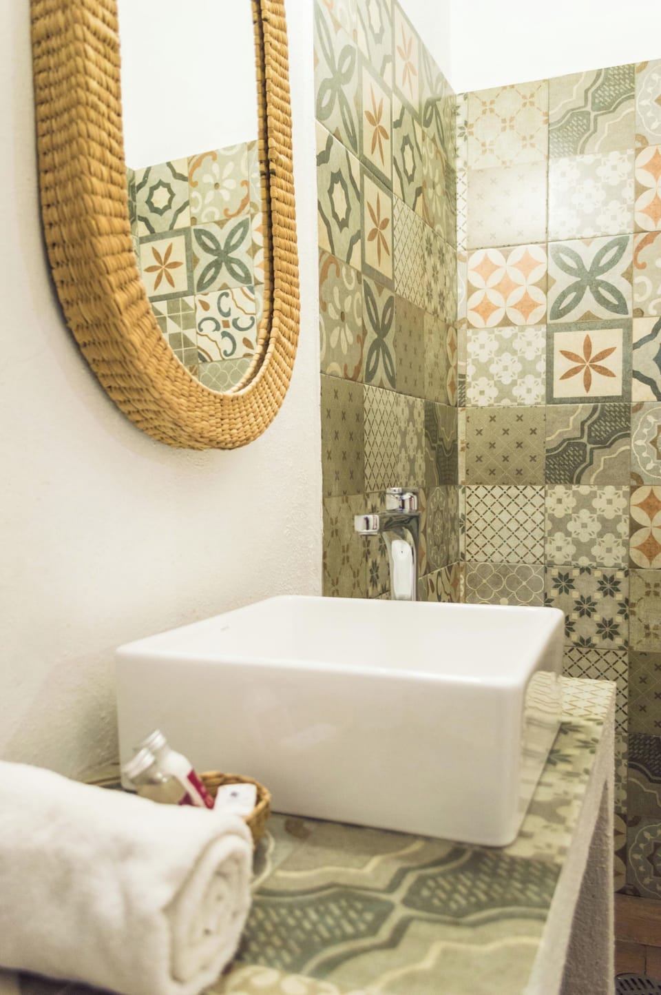 Shower, free toiletries, towels