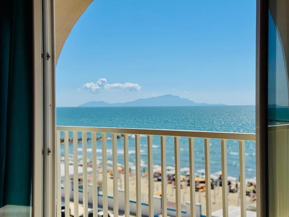 Deluxe Apartment, Balcony, Sea View | Interior