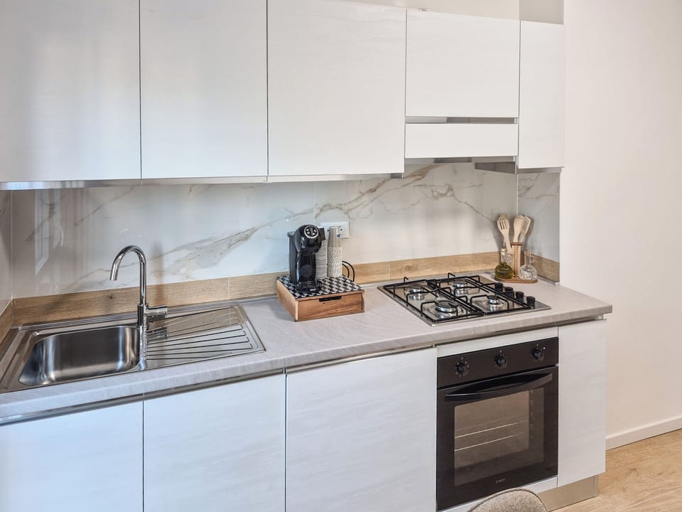 Full-size fridge, microwave, oven, stovetop