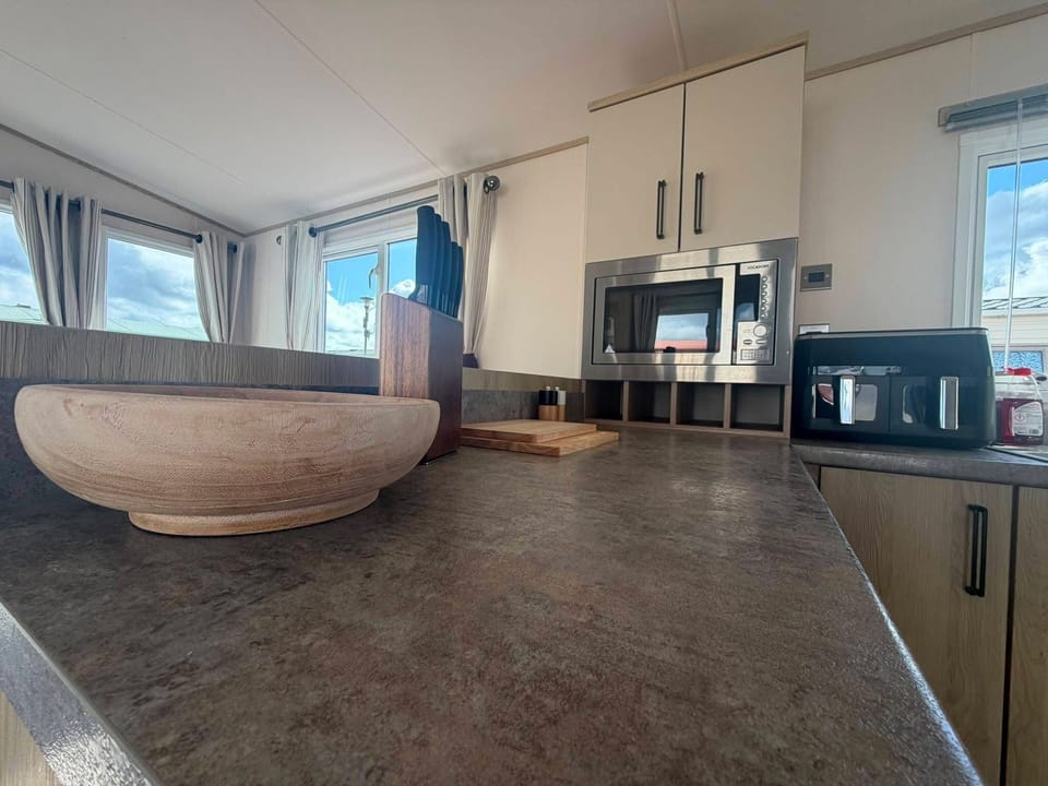 Sleeps 8 With Parking and Balcony Cabin in Ingoldmells