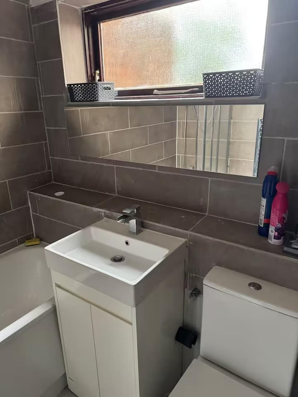 Apartment Sleeps 4 With Parking Apartment in London
