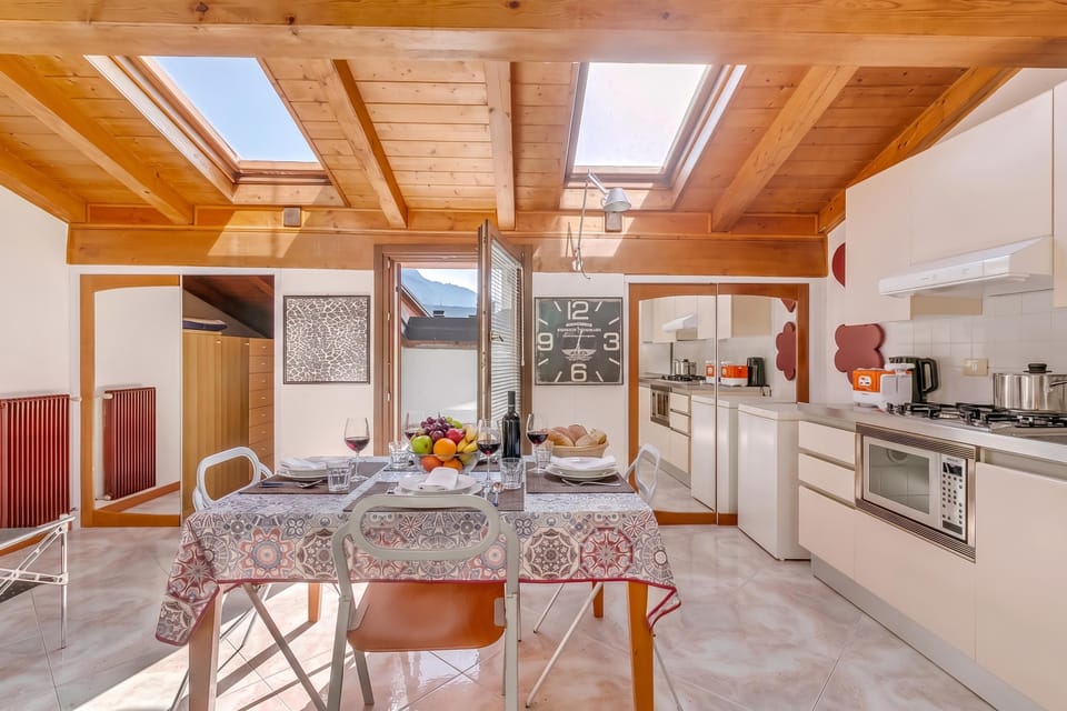Standard Apartment, 2 Bedrooms, 2 Bathrooms (Loft In Center With Lake View) | Dining