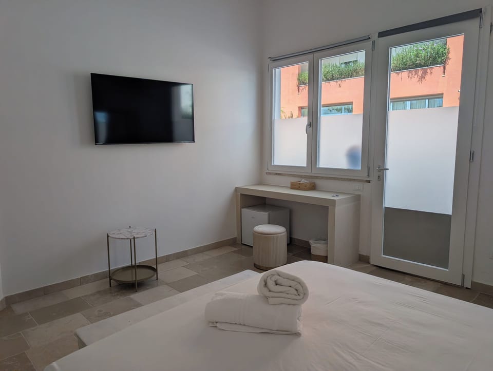 Luxury Double or Twin Room | Desk, laptop workspace, WiFi (free)