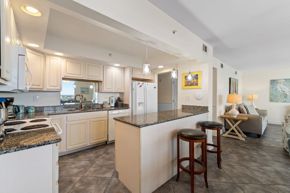 Condo, 1 King Bed with Sofa bed (SeaSpray Riverside 813) | Private kitchen