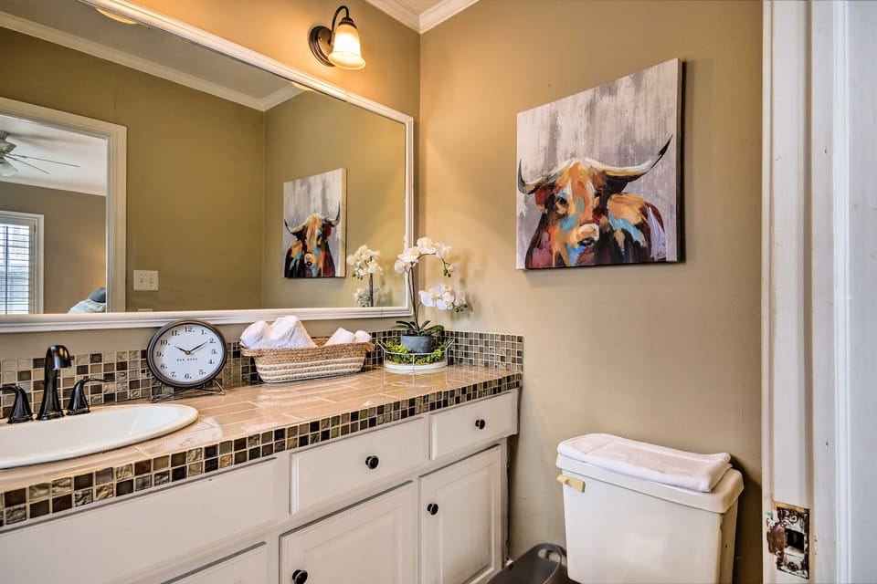 Walk to Texas Tech! Upscale Family Retreat Apartment in Lubbock
