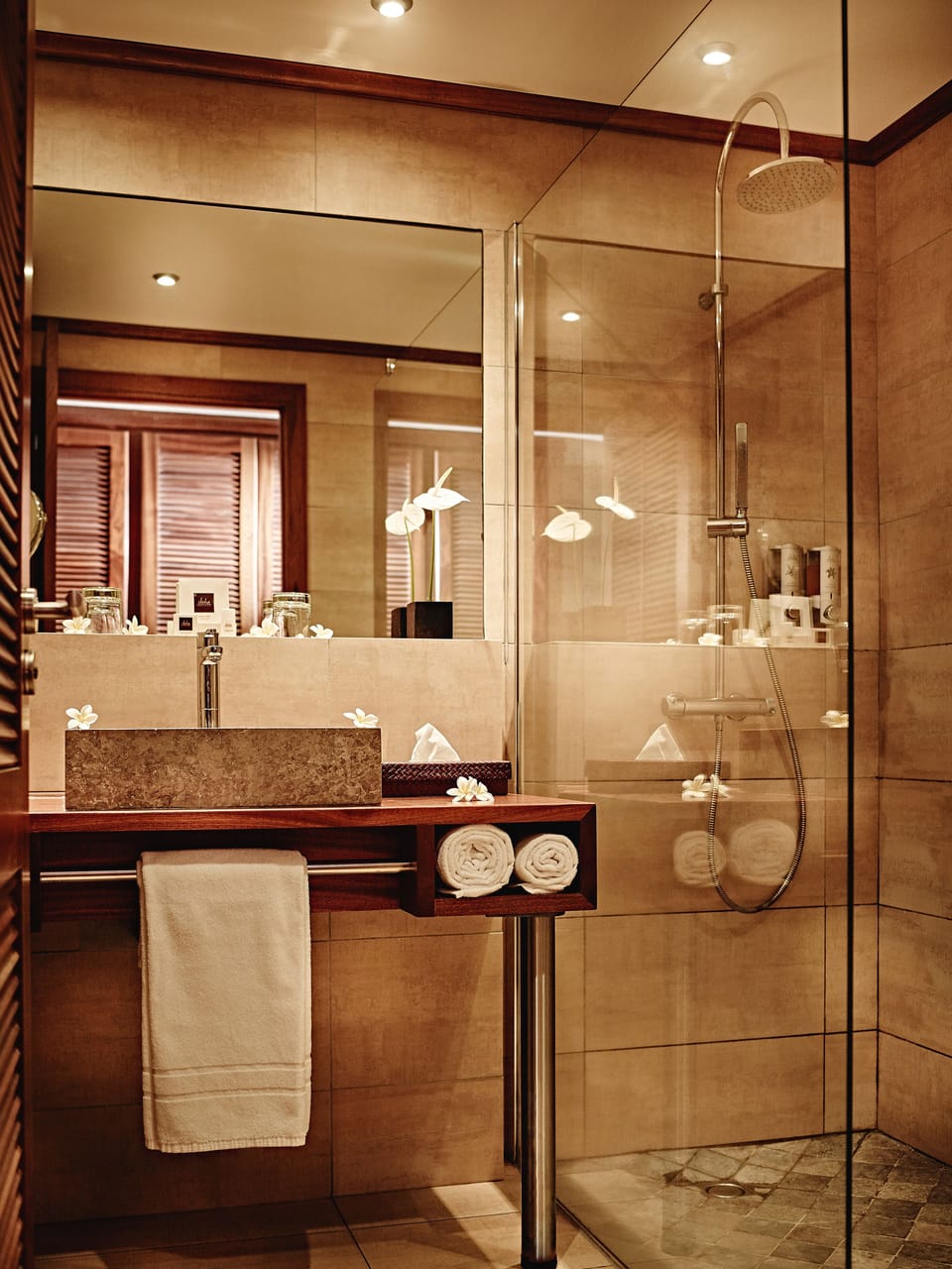 Room (Guetali) | Bathroom | Hair dryer, towels, soap, shampoo