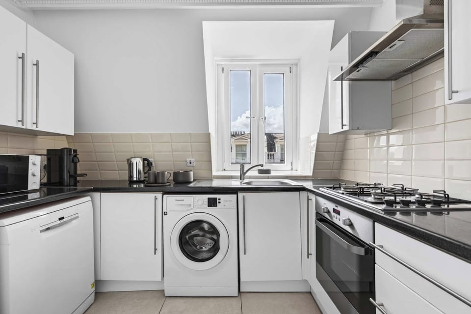 Apartment, Multiple Beds, City View (Glendower Pl 2, 4) | Private kitchen