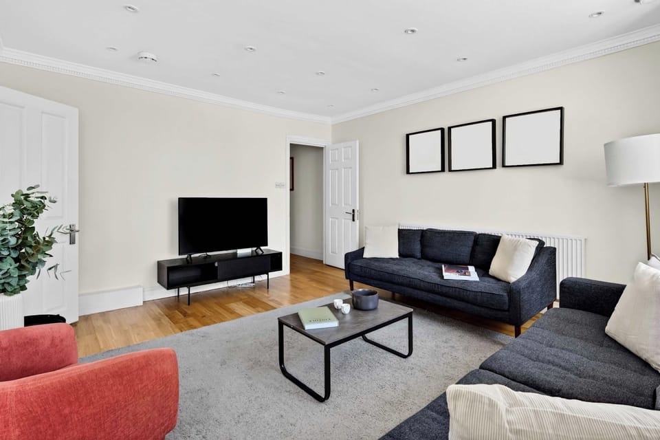 Apartment, Multiple Beds, City View (Glendower Pl 2, 4) | Living area