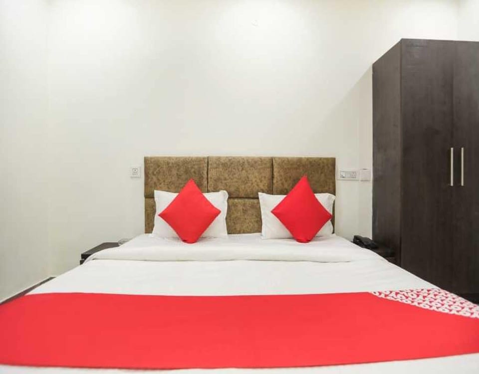 Deluxe Hotel Krishna House in Noida