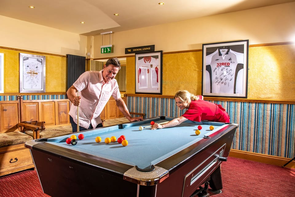 Llanrhidian Holiday Park Campground/ 
RV Resort in Wales