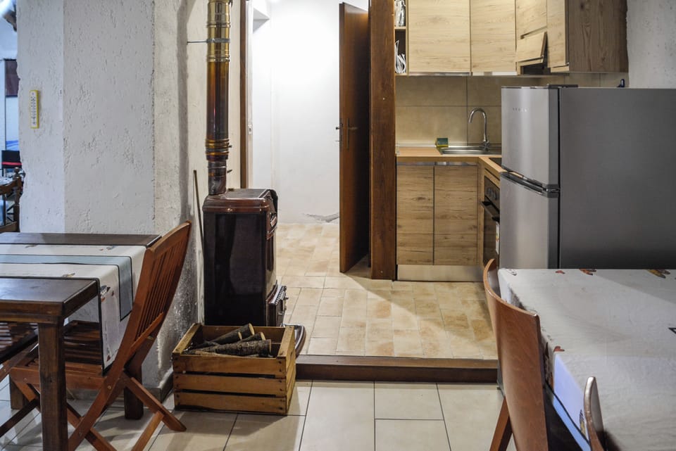 Studio, Multiple Beds | Private kitchen | Coffee/tea maker