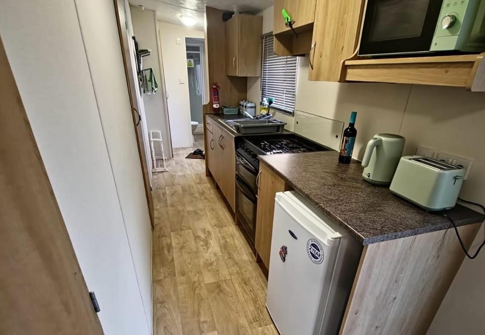 Holiday House - Sleeps 6 - Parking Cabin in Towyn