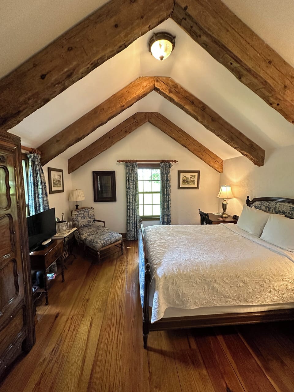 Room (13LEIT) | Premium bedding, down comforters, in-room safe, individually decorated