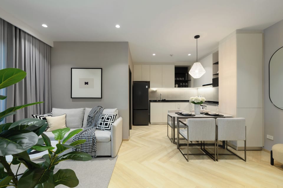 Superior Apartment, Balcony, Courtyard View | Living area | Books